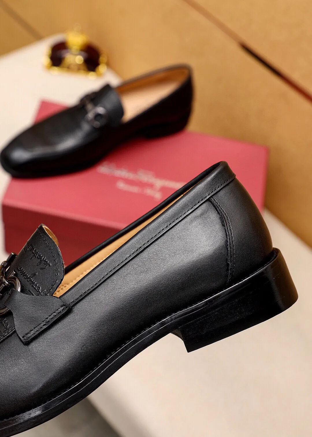 Men's shoes 💰460 💐 Product trademark: Ferragamo "Ferragamo" casual leather shoes Regular size: 38-44 (45.46.47🉑️Customized) Product materials: Selected imported first-layer calfskin embossed upper + luxury hardware buckle, imported water-dyed cow leather lining. Strong three-dimensional visual effect, original outsole color: 2 colors available